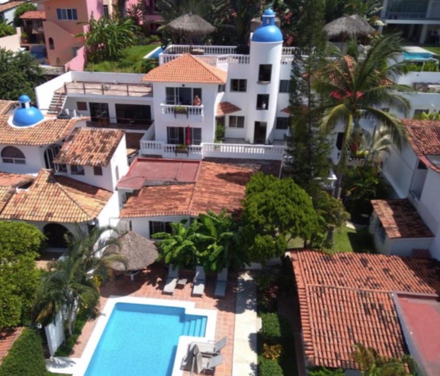 una vista aérea de una casa con piscina en Aventura Pacifico Boutique Suites &amp; Villas, en Bucerías