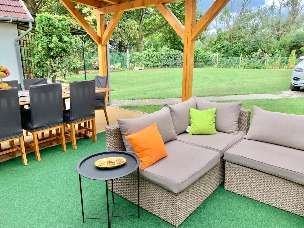 Posezení v ubytování Szárszó Apartment with 3 rooms and PRIVATE BEACH, PRIVATE PARKING