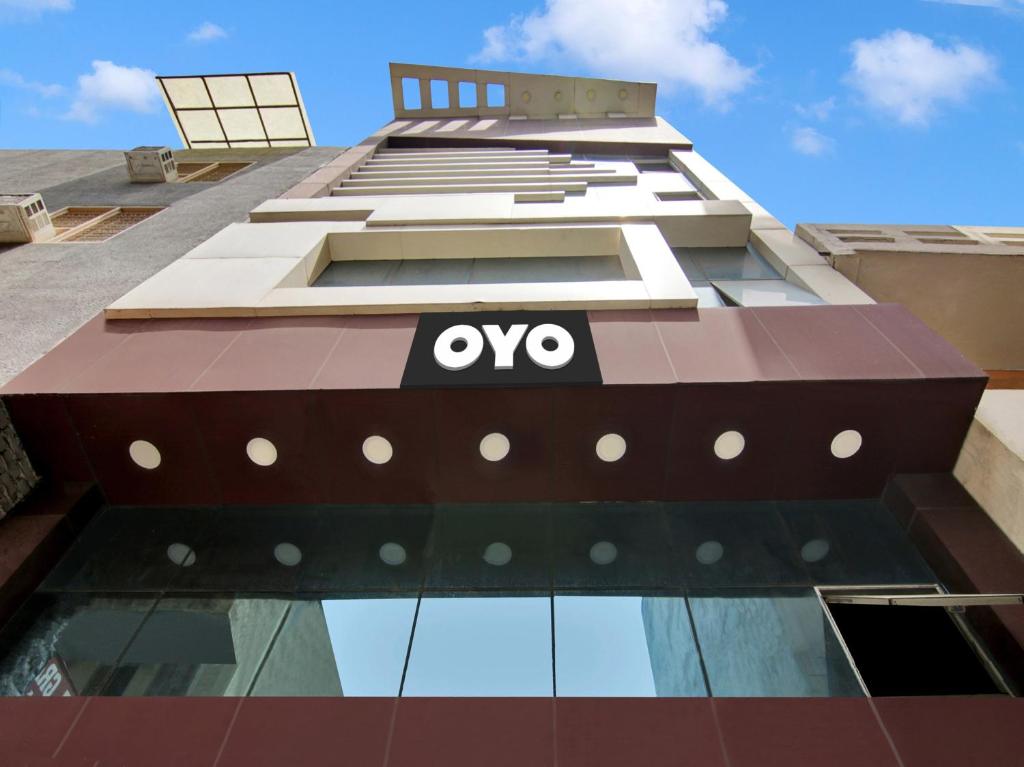 ニューデリーにあるHotel O Darshan Palaceの建物の横にオボの看板