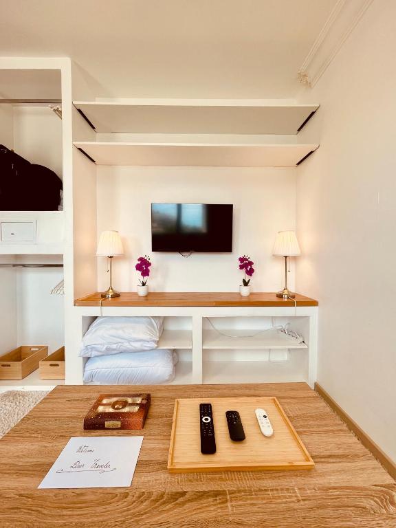 une chambre avec un lit et une télévision sur un mur dans l'établissement Studio Des Pins, à Antibes