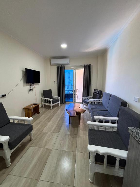 TV a/nebo společenská místnost v ubytování Sea View Beach Access Princess Resort Hurghada