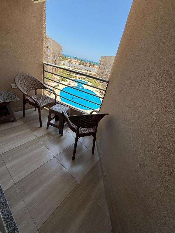 Bazén v ubytování Sea View Beach Access Princess Resort Hurghada nebo v jeho okolí