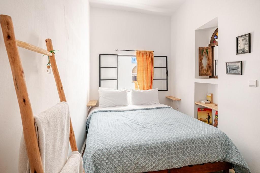 En eller flere senge i et værelse på Dar Maha