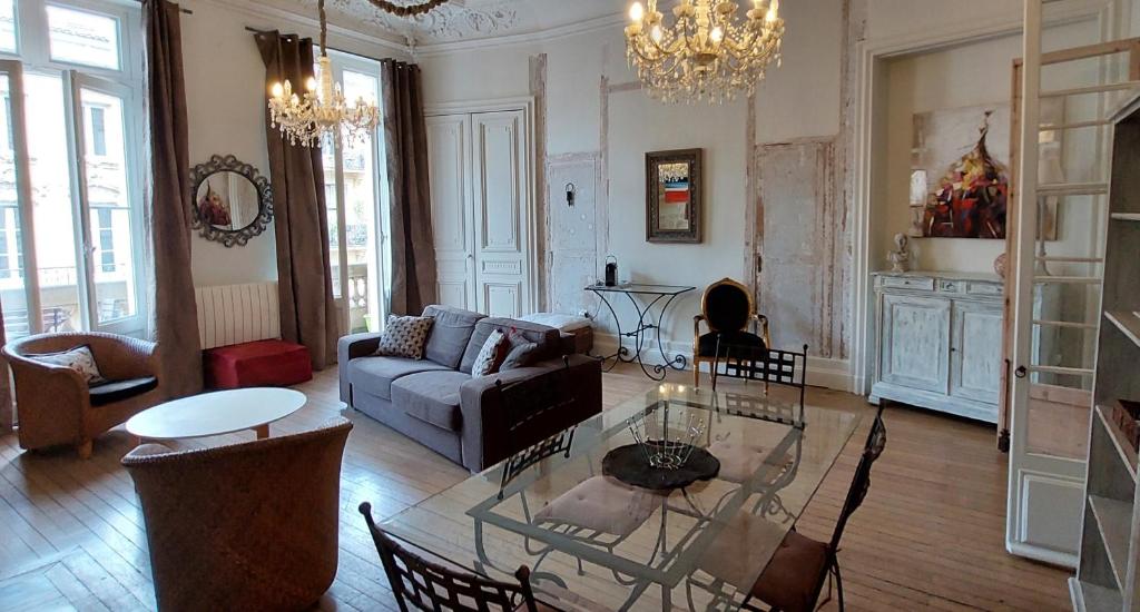 a living room with a couch and a table at Burdigala Homes - Appart Duffour Dubergier in Bordeaux
