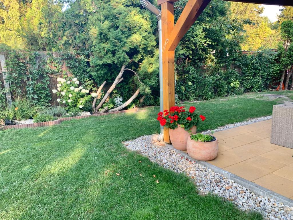 Zahrada ubytování Szárszó Apartment with 3 rooms and PRIVATE BEACH, PRIVATE PARKING