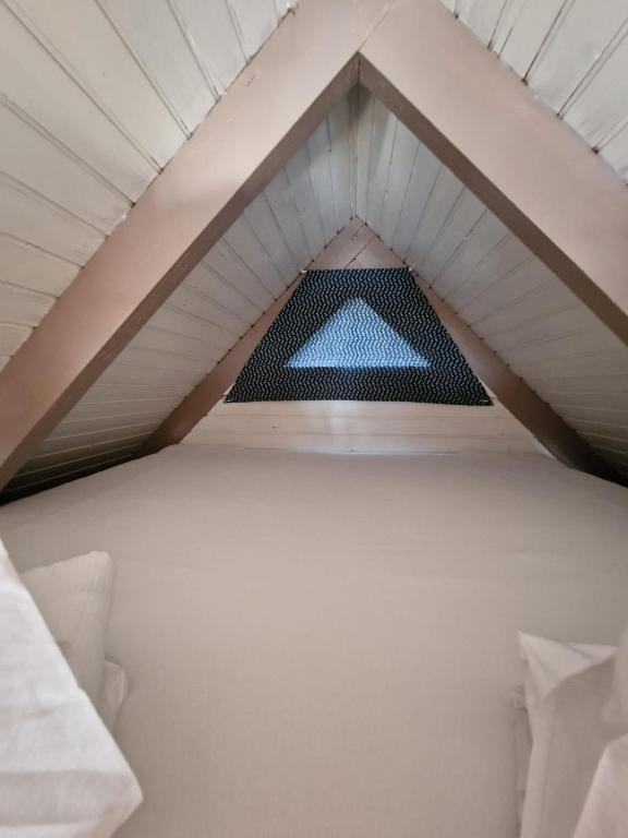 Postel nebo postele na pokoji v ubytování Seehütte Neusiedlersee - Pfahlbau Waterfront 1