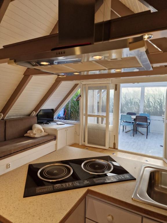 Kuchyň nebo kuchyňský kout v ubytování Seehütte Neusiedlersee - Pfahlbau Waterfront 1