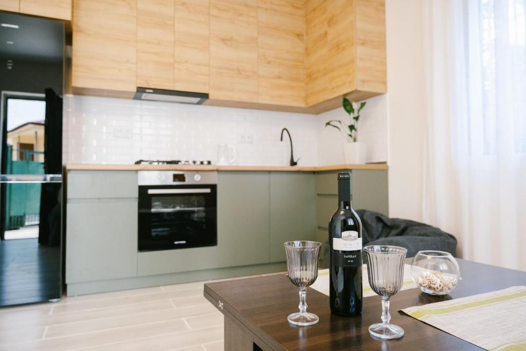 Kuchyň nebo kuchyňský kout v ubytování Batumi Apartment with Cozy Yard
