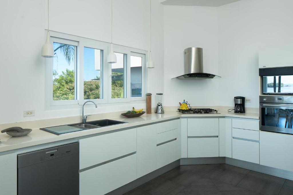 Kuchyň nebo kuchyňský kout v ubytování Sand Dollar Villa