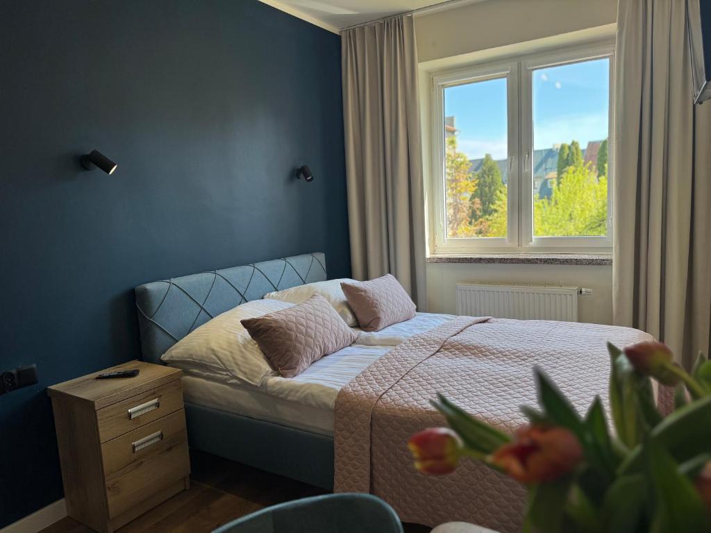 a small bedroom with a bed and a window at Pokoje Gościnne u Małgosi in Mielno