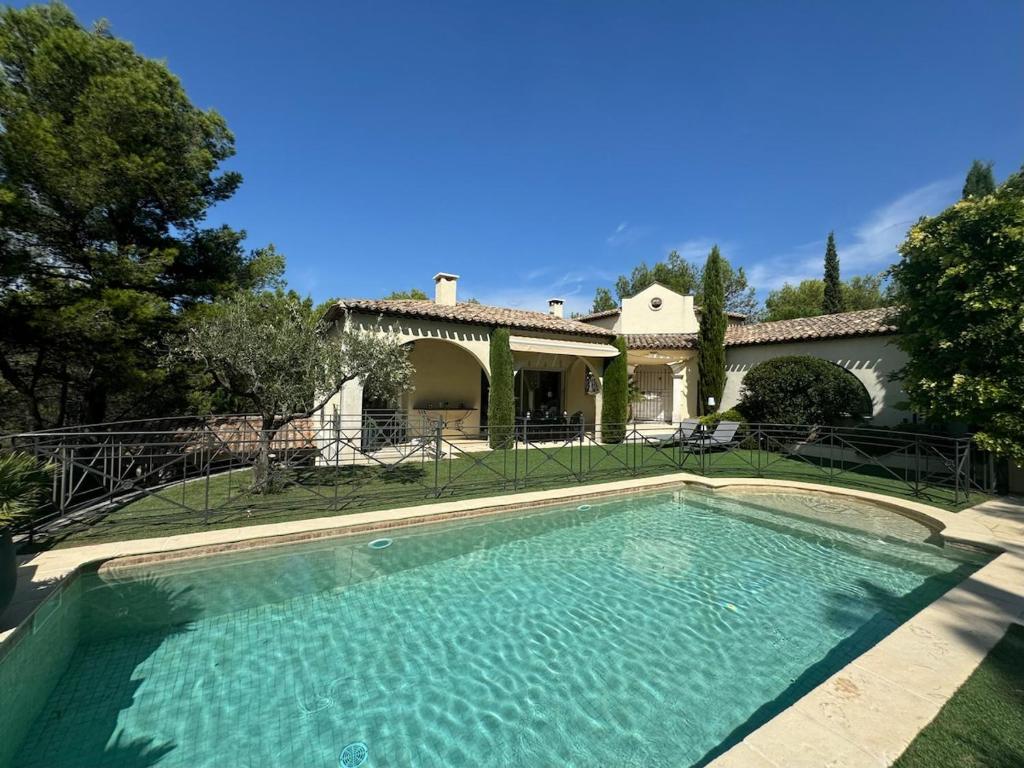 Photo de la galerie de l'établissement Villa dans pinède du Luberon, à Cavaillon