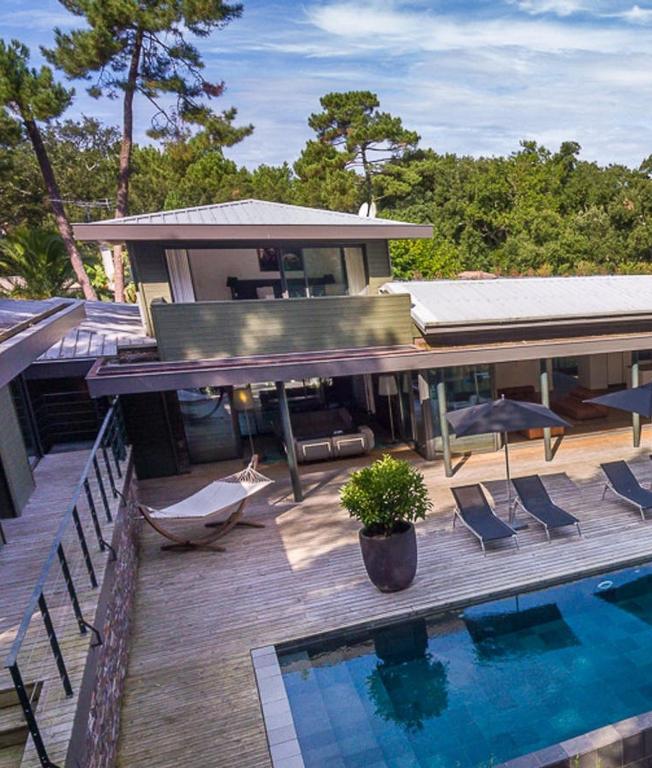 une maison avec piscine à côté d'une maison dans l'établissement maison traditionnelle avec belle vue, à Seignosse