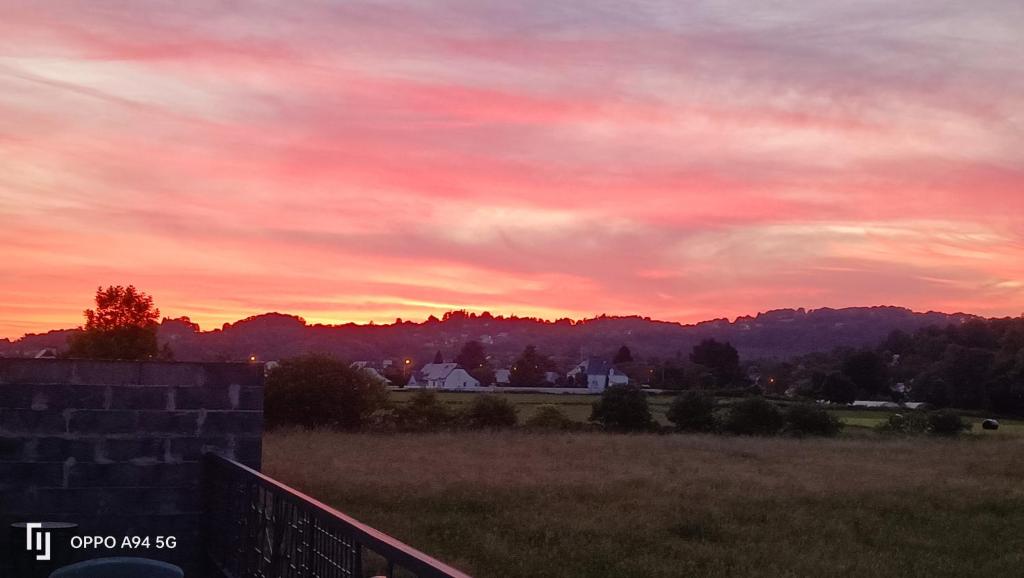 - une vue sur le coucher de soleil depuis le balcon d'une maison dans l'établissement Maison des champs et sa grande terrasse privée, à Lourdes