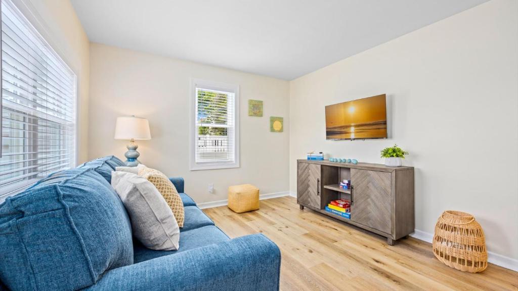 Μια τηλεόραση ή/και κέντρο ψυχαγωγίας στο Modern 2BR Cottage in WW Crest - Sleeps 7