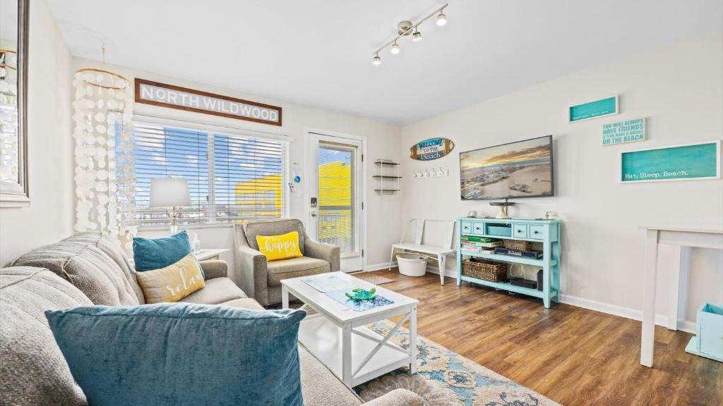 Et opholdsområde på Steps to Beach - Ocean Views - Pool