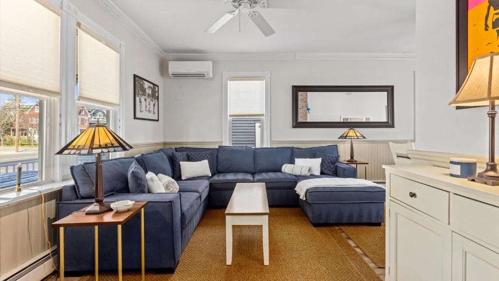 Posezení v ubytování Charming North End OC Beach House 4BR 3BA