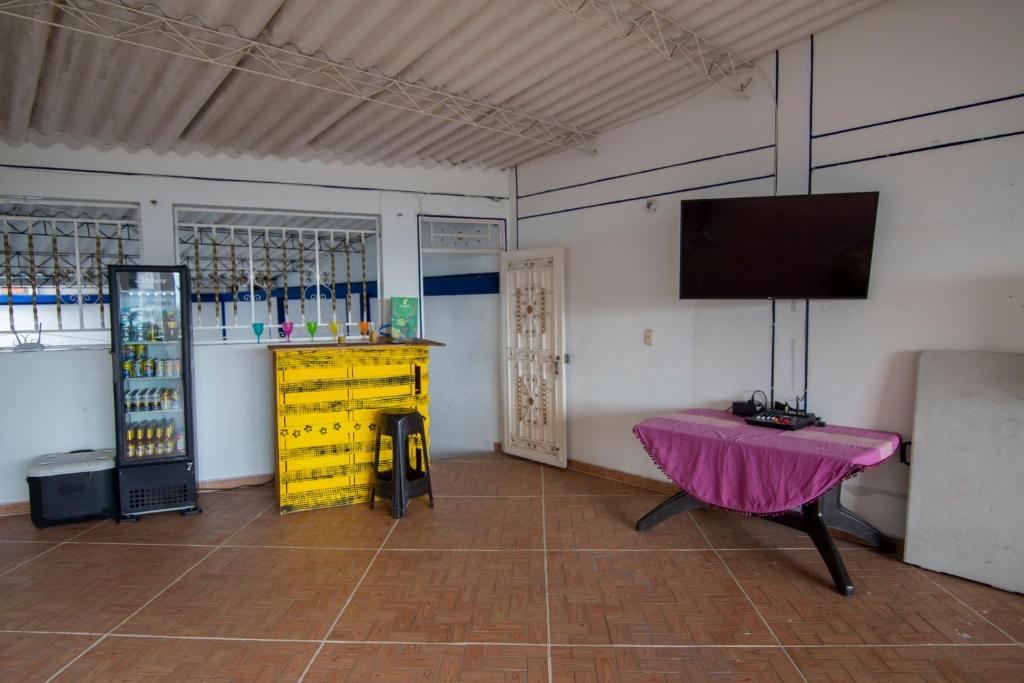 TV a/nebo společenská místnost v ubytování Antigua Hostal