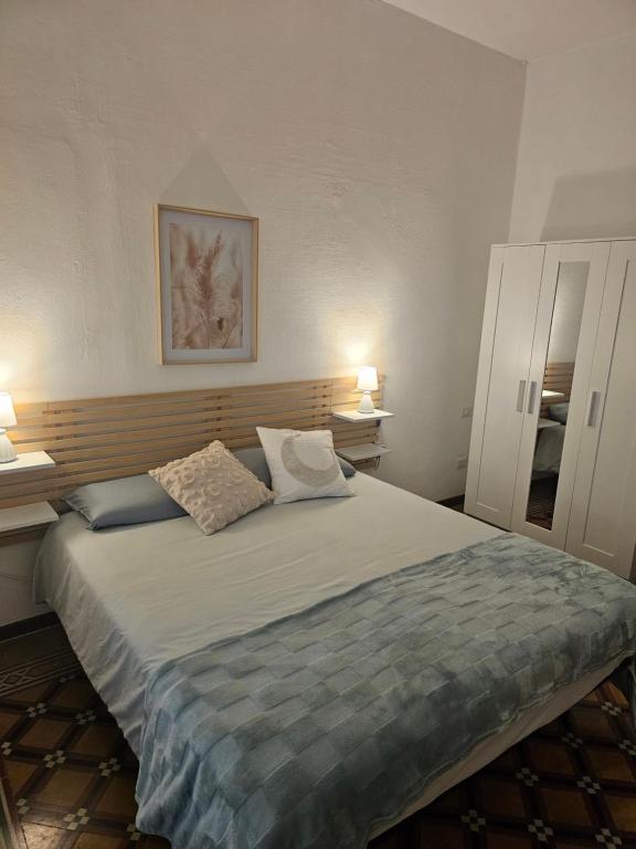 ein Schlafzimmer mit einem großen Bett mit zwei Kissen in der Unterkunft Luna Serena in Luino