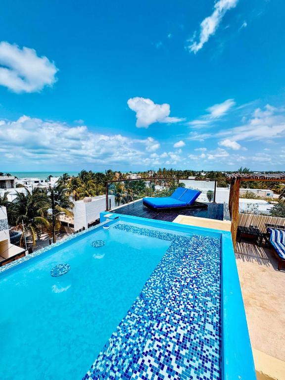 a swimming pool on the roof of a house at Agua Azul Chicxulub Puerto in Chicxulub