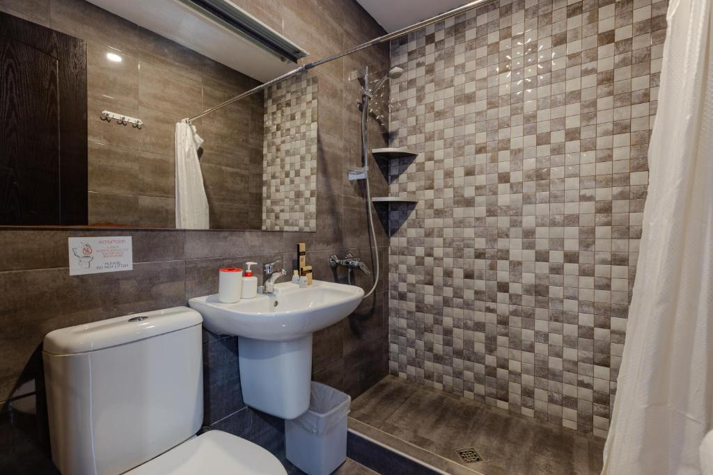Koupelna v ubytování GNS Hotel