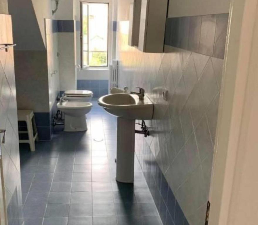 un baño con lavabo e inodoro en Caratteristica home, en Nápoles