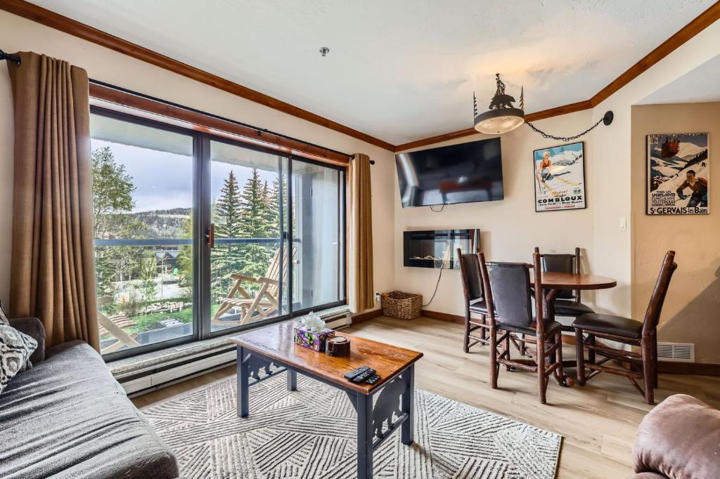 un salon avec une table et une grande fenêtre dans l'établissement Beaver Run Studio With Kitchen, Dog Friendly- 4217, à Breckenridge