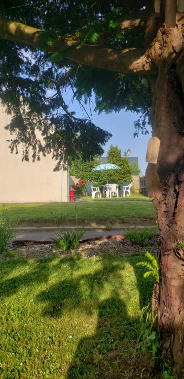 - une vue sur un parc avec une table et des chaises dans l'établissement Hon Ti Bihan, à Henvic