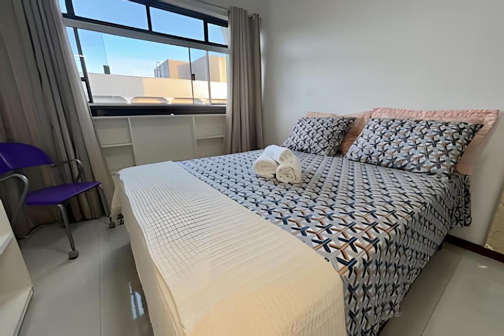 Un dormitorio con una cama con dos toallas encima. en Summer Park Bloco H, en Brasilia