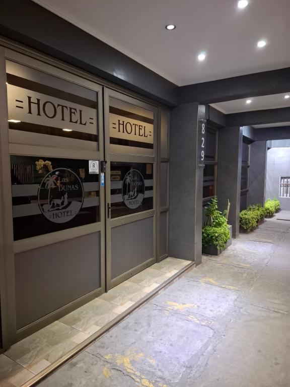 eine Hotellobby mit einer Tür mit einem Schild daran in der Unterkunft Hotel las Dunas in Iquique