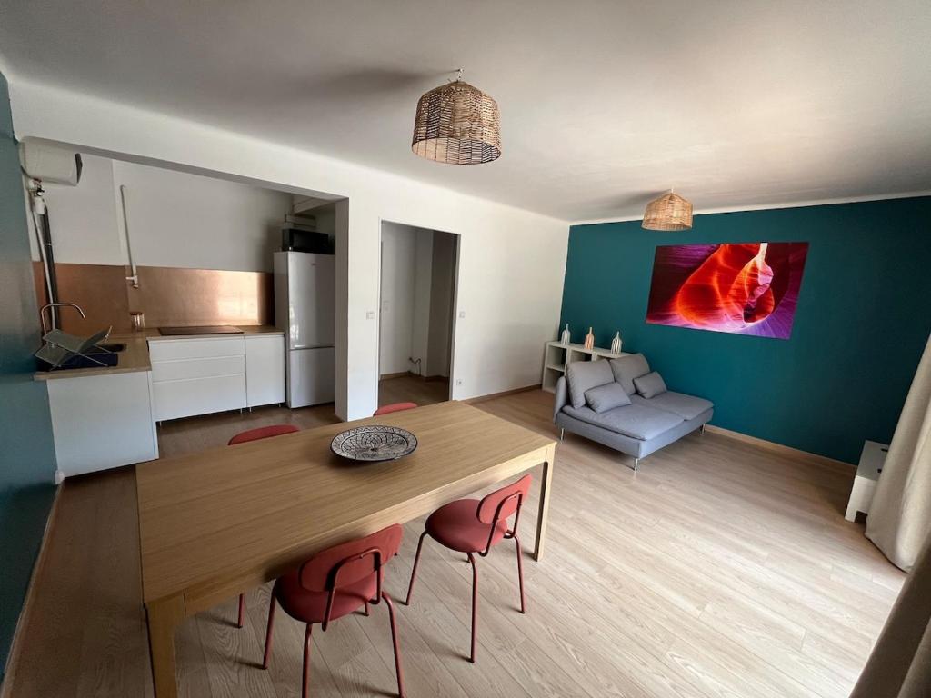 un salon avec une table, des chaises et un canapé dans l'établissement Bel appartement climatisé avec balcon en centre-ville, à Marseille