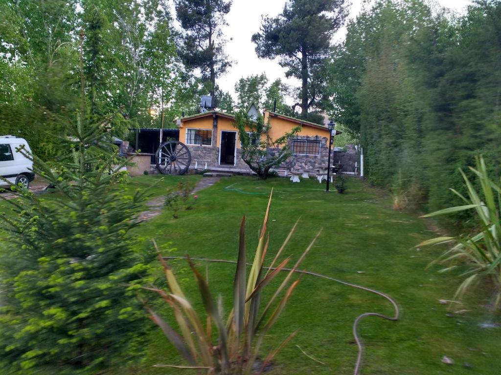a small house in a yard with a yard at Anto'n casa de montaña in Potrerillos