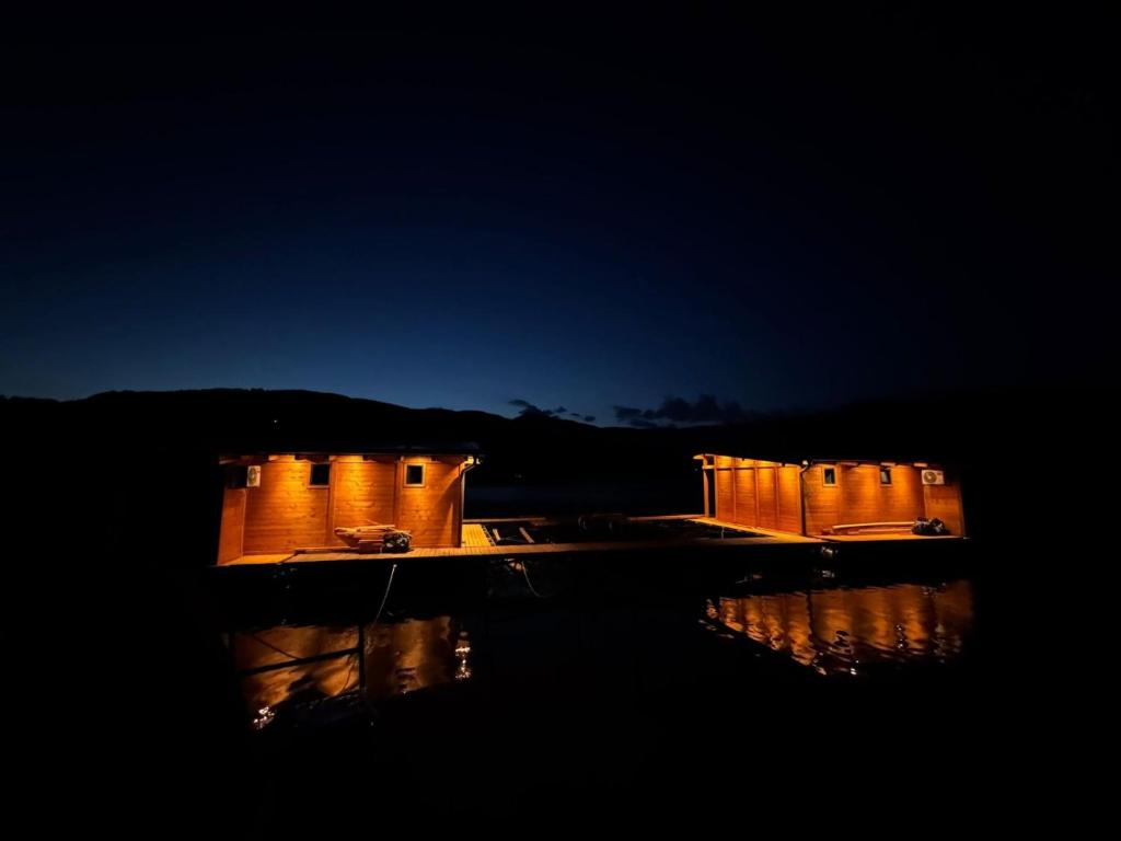 Ảnh trong thư viện ảnh của Villa Razlicak - Jezero Lake Perucac ở Perućac