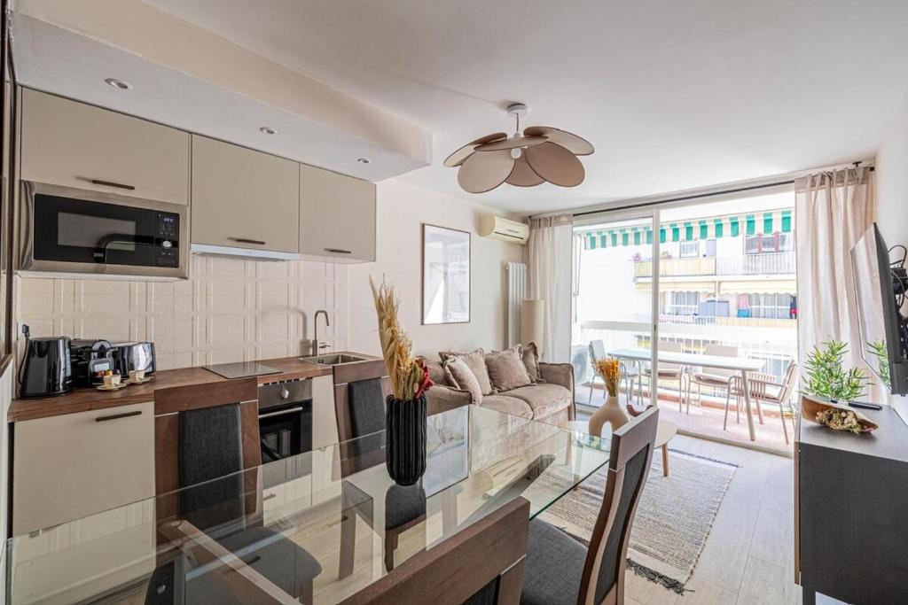 une cuisine et un salon avec un canapé et une table dans l'établissement Super appartement centre Juan les Pins proche mer, à Juan-les-Pins