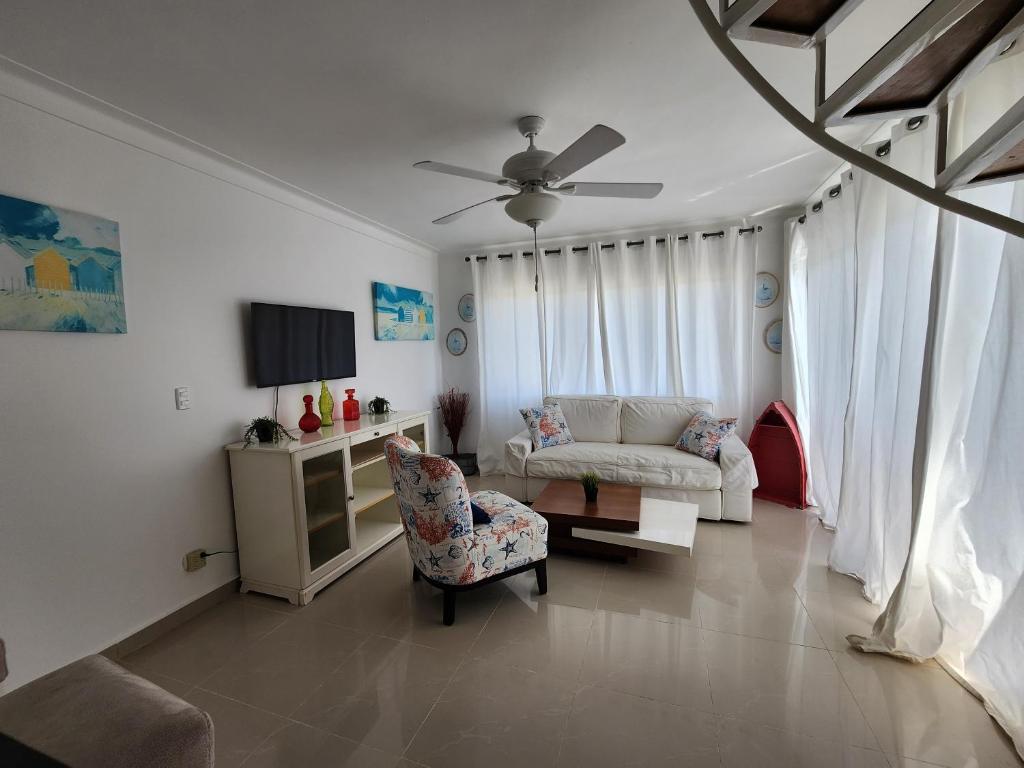 TV a/nebo společenská místnost v ubytování PENTHOUSE VUE MER - Boca Chica