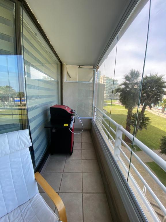 uma varanda com um banco e uma janela em San Alfonso del Mar em Algarrobo