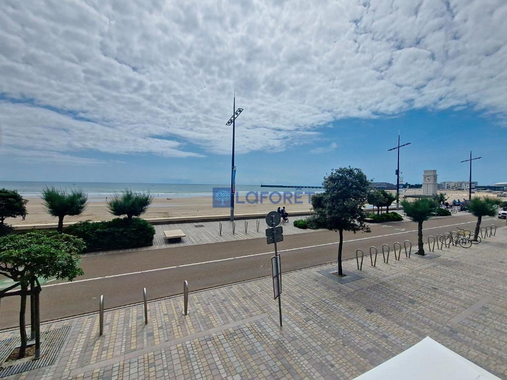 une route à côté d'une plage avec des arbres et une rue dans l'établissement Beau Studio 1er étage avec balcon et ascenseur - FR-1-331-43, à Les Sables-dʼOlonne