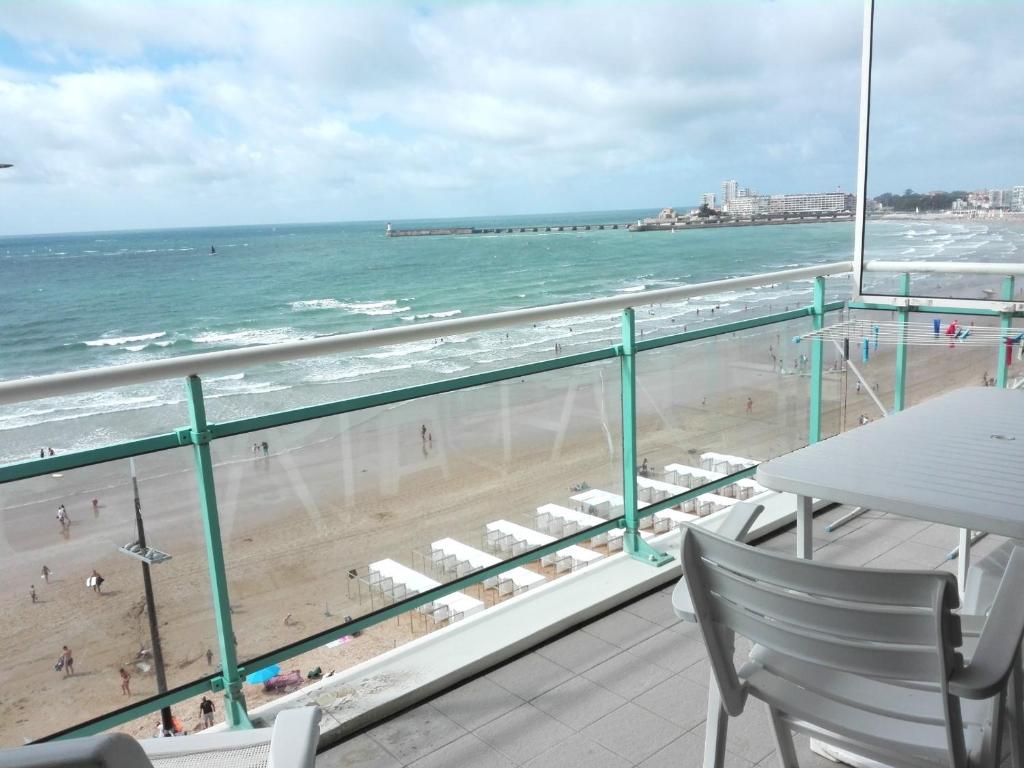 Photo de la galerie de l'établissement Appartement face plage au centre des Sables-d'Olonne, 2 chambres, garage - FR-1-331-97, à Les Sables-dʼOlonne