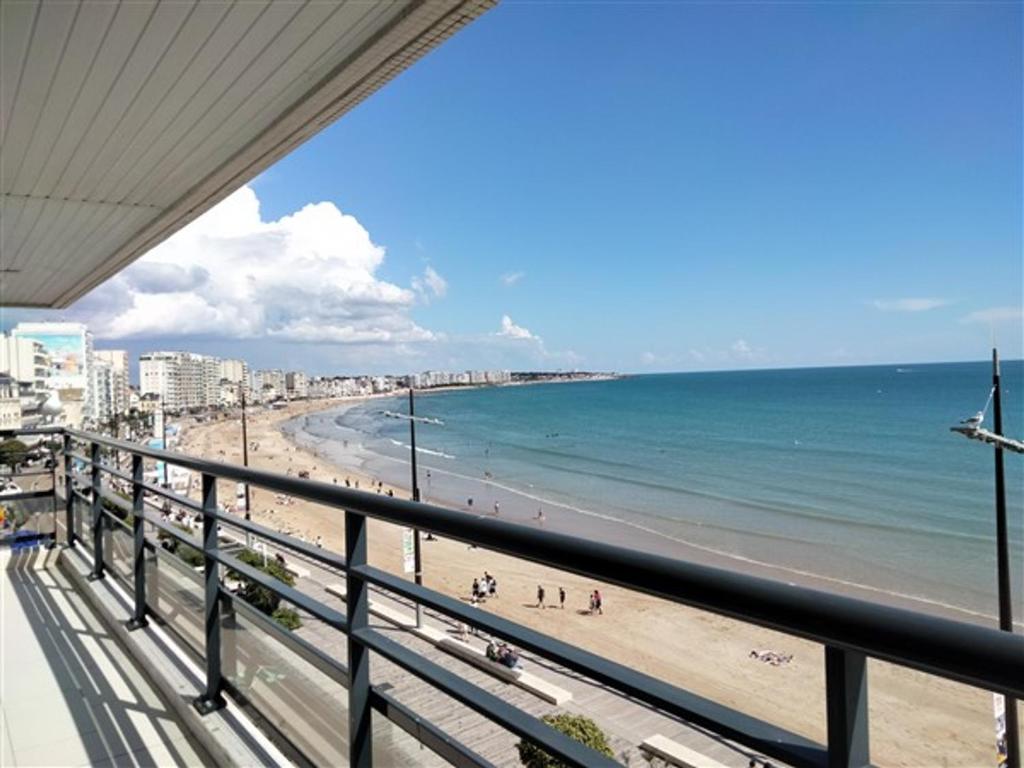 une vue sur la plage depuis le balcon d'un condo dans l'établissement T3 face mer avec balcon - 3ᵉ étage, 100 m du centre - 6 personnes - Garage - Plage au pied - FR-1-331-101, à Les Sables-dʼOlonne