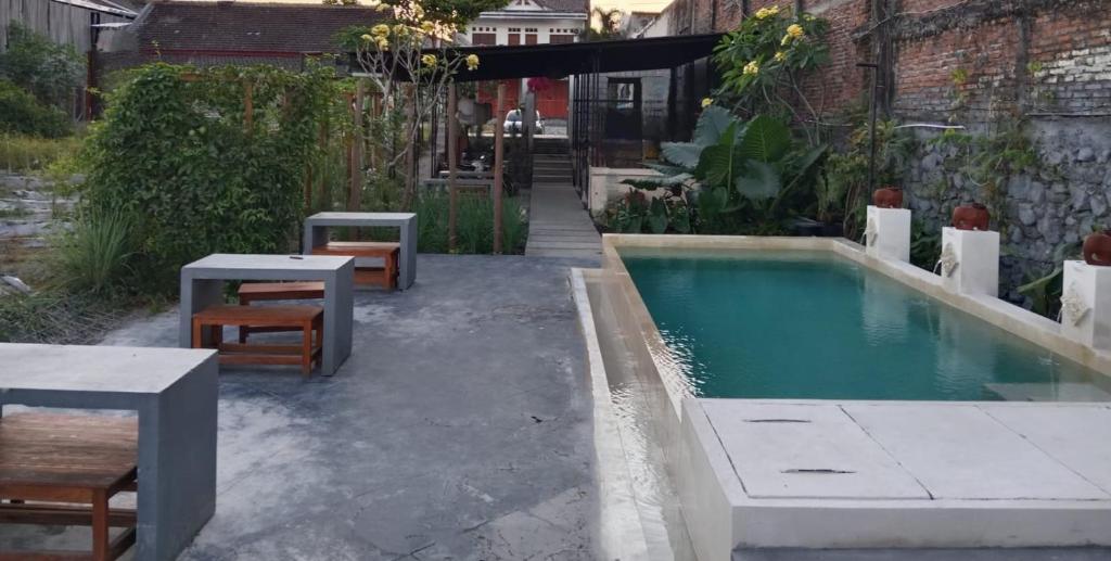 Bazén v ubytování Rosella Cottages - Homestay - Yogyakarta nebo v jeho okolí