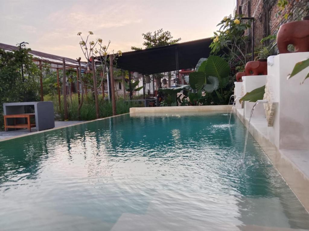 Bazén v ubytování Rosella Cottages - Homestay - Yogyakarta nebo v jeho okolí