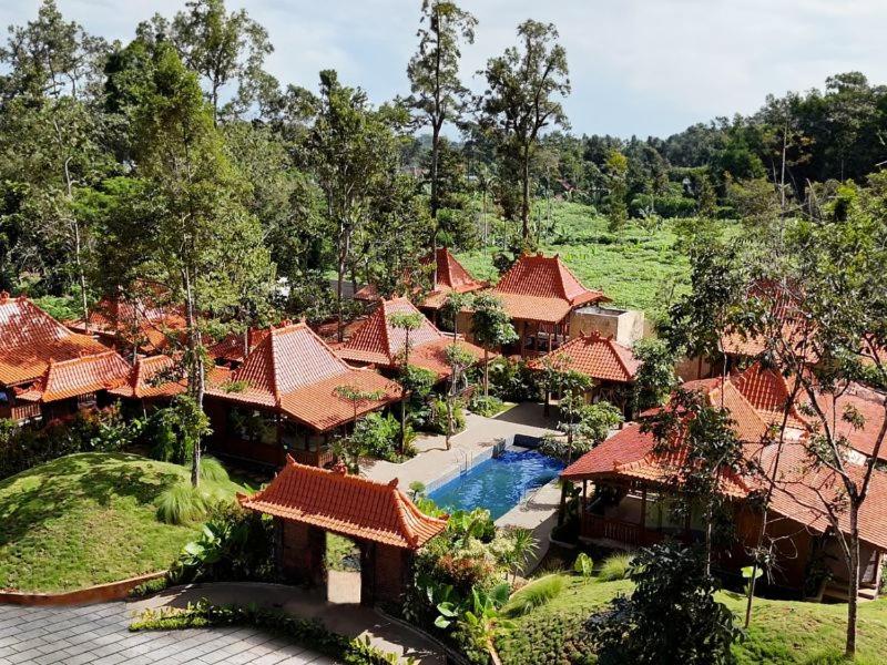 une vue aérienne d'un complexe hôtelier avec piscine dans l'établissement Karenina Agung Resort Semarang, à Gunungpati