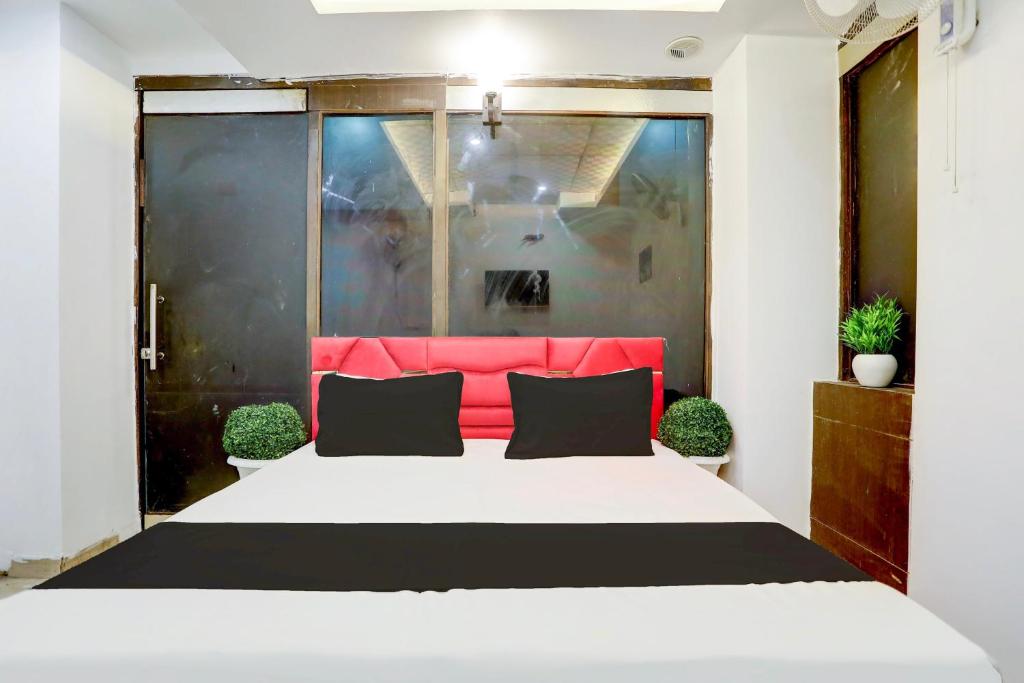 Postel nebo postele na pokoji v ubytování Hotel O Kashish Residency