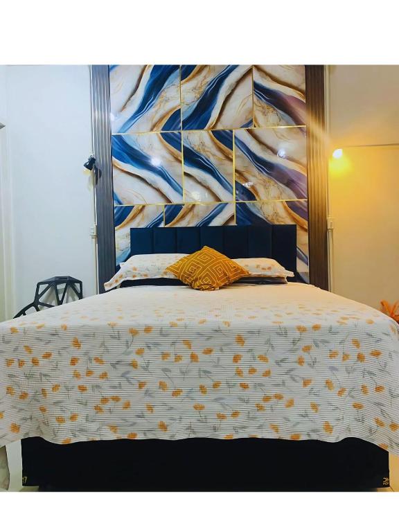 a bedroom with a bed with a painting on the wall at Loft-Expo Norte-Brás-Anhembi in São Paulo