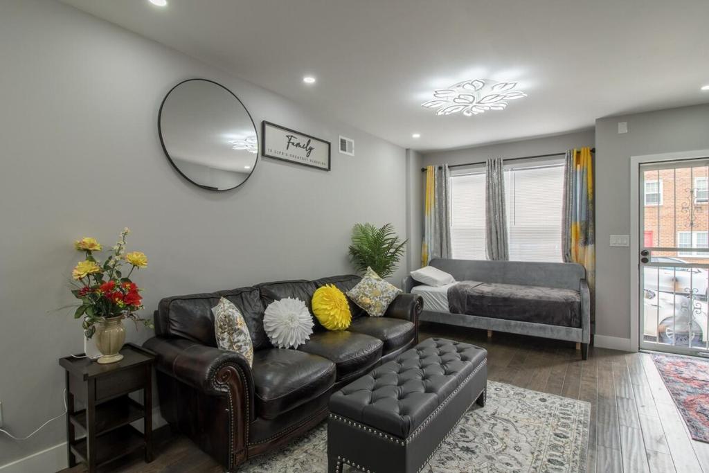 フィラデルフィアにあるHome in Philadelphia Stadium nearbyのリビングルーム(革張りのソファ、鏡付)