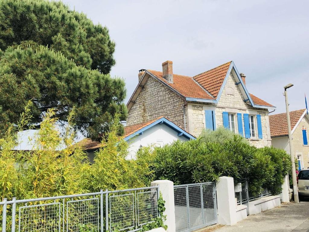 Photo de la galerie de l'établissement Villa typique oléronaise près de la plage pour 10 personnes - Animaux admis - FR-1-246A-358, à Saint-Trojan-les-Bains