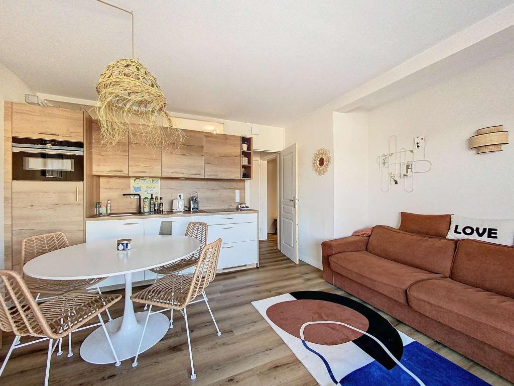 Il dispose d'une cuisine et d'un salon avec une table et un canapé. dans l'établissement T2 Cabine Idéal Plage avec Parking, Animaux Acceptés - FR-1-236-166, à Cucq