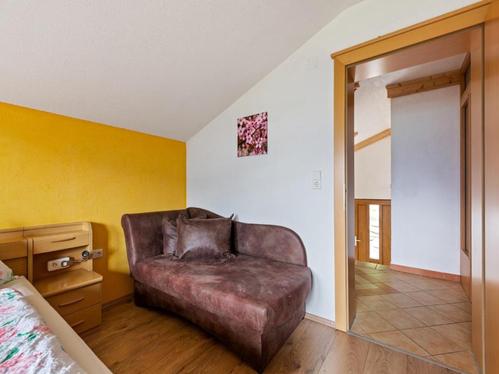 Posezení v ubytování Sunlit Apartment near Ski Area in Hollersbach im Pinzgau