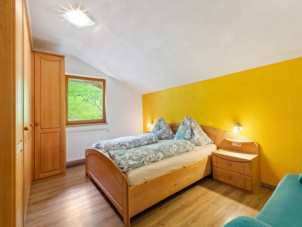 Postel nebo postele na pokoji v ubytování Sunlit Apartment near Ski Area in Hollersbach im Pinzgau