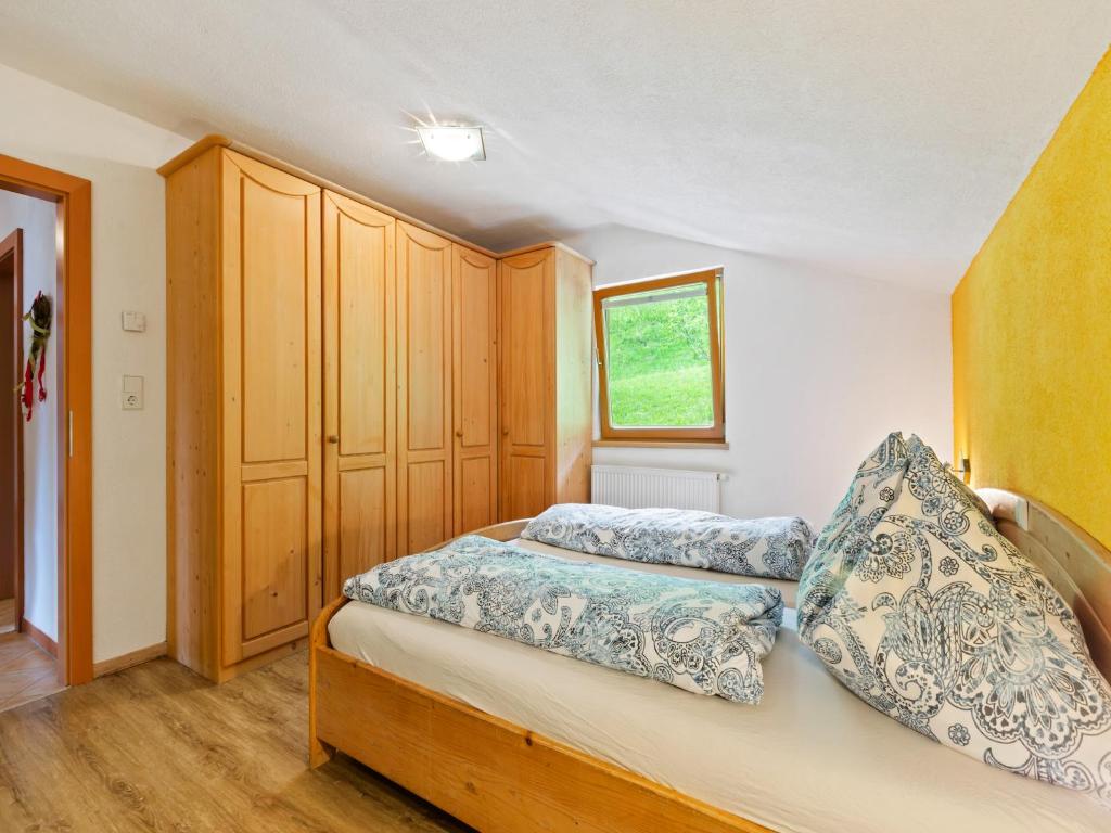 Postel nebo postele na pokoji v ubytování Sunlit Apartment near Ski Area in Hollersbach im Pinzgau