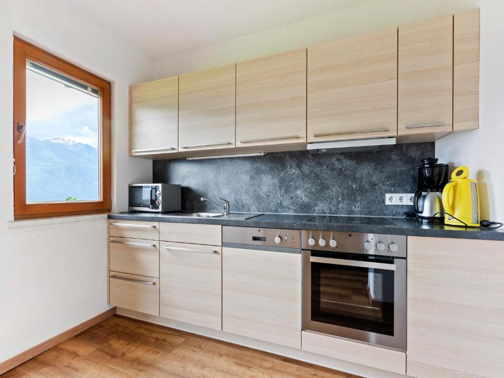 Kuchyň nebo kuchyňský kout v ubytování Sunlit Apartment near Ski Area in Hollersbach im Pinzgau
